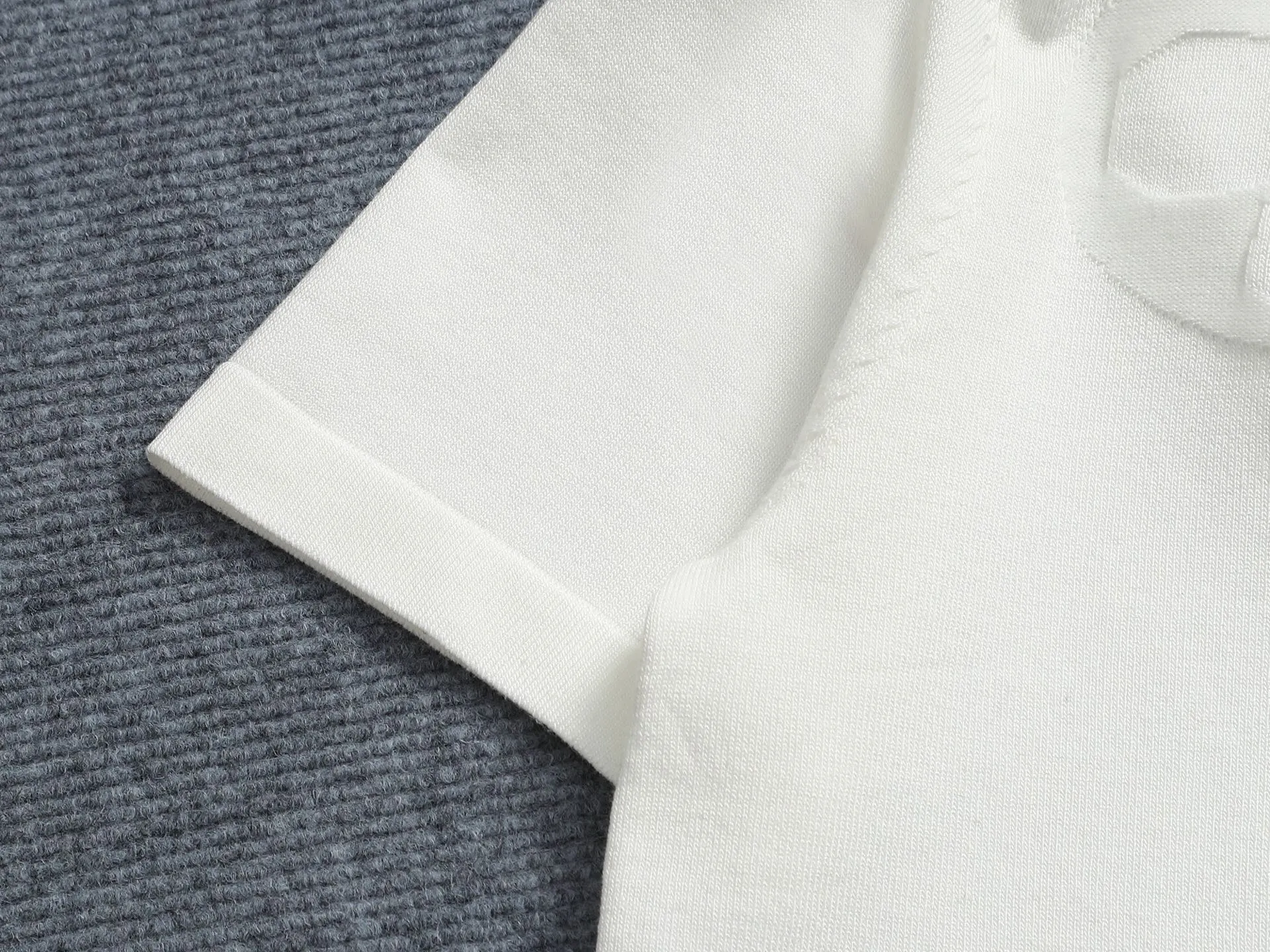 🅿️220 Louis Vuitton/Louis Vuitton Sweater jacquard towel embroidery The large logo is exquisitely upgraded, inspired by the retro embroidery of the 1980s. The original fabric is the same as the official short-sleeved T-shirt. The fabric is dyed in the same vat. It feels very comfortable. The latest brick cabinet synchronization for spring and summer. Fashionable and personalized. Super versatile and good-looking. It is very suitable for both men and women. A must-have for everyone. Hang tag. Collar label. Washed wheat. Complete with three labels. Color: black white. Size: S M L XL